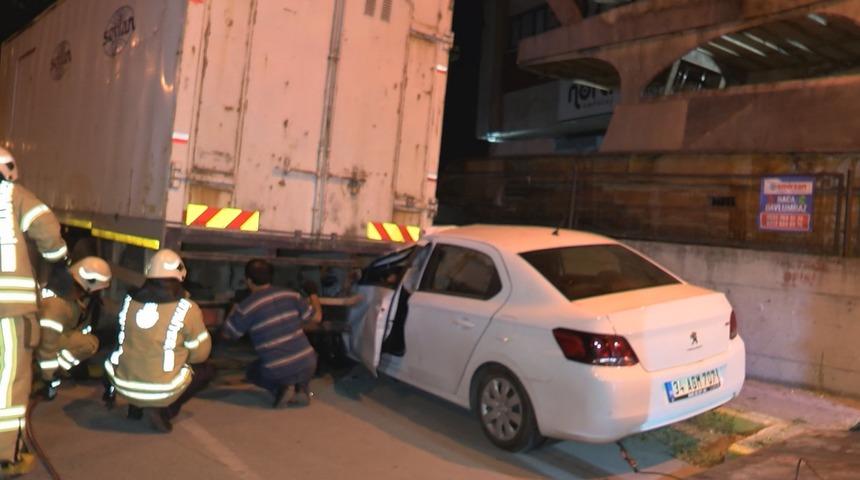 Avcılar'da otomobil park halindeki kamyona arkadan &ccedil;arptı: 1 yaralı