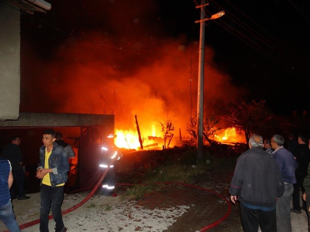 Domani&ccedil;&rsquo;te ev ve ahır yangını