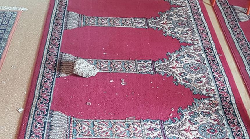 Almanya'da camiye taşlı saldırı!