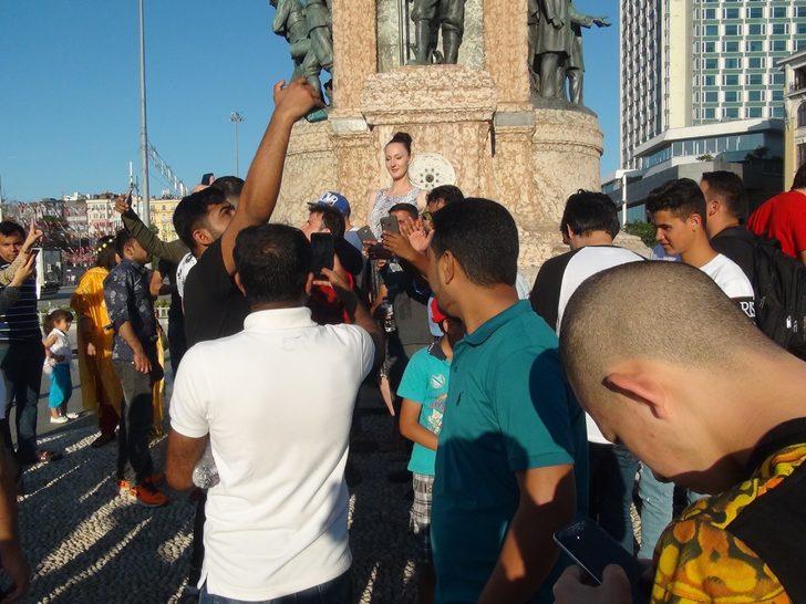 Taksim Meydanı'nda ilginç anlar! 2,05 metrelik kadınla fotoğraf çekebilmek için birbirleriyle yarıştılar G3