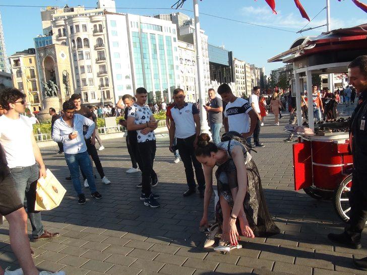Taksim Meydanı'nda ilginç anlar! 2,05 metrelik kadınla fotoğraf çekebilmek için birbirleriyle yarıştılar G4