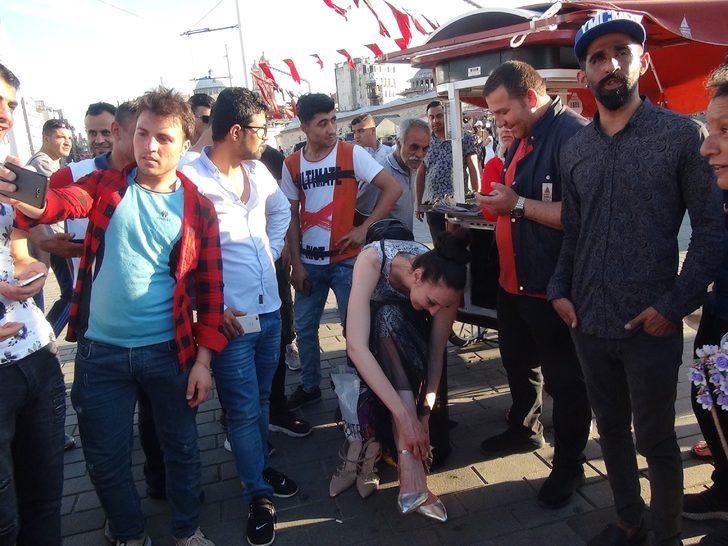 Taksim Meydanı'nda ilginç anlar! 2,05 metrelik kadınla fotoğraf çekebilmek için birbirleriyle yarıştılar G5