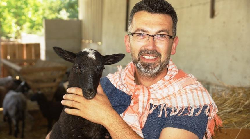 Yetiştirdiği koyunları internet &uuml;zerinden satıyor