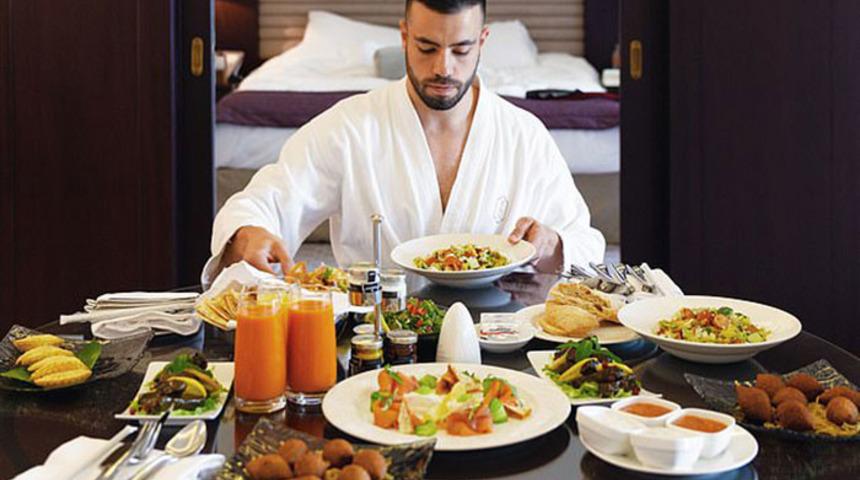 52 bin dolar maaşla onunla birlikte dünyayı gezecek birini arıyor!