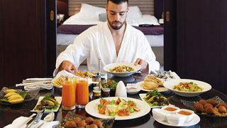 52 bin dolar maaşla onunla birlikte dünyayı gezecek birini arıyor!