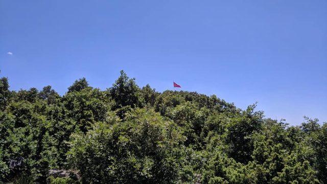 Cevizdere Şehitliği’ne dev Türk Bayrağı