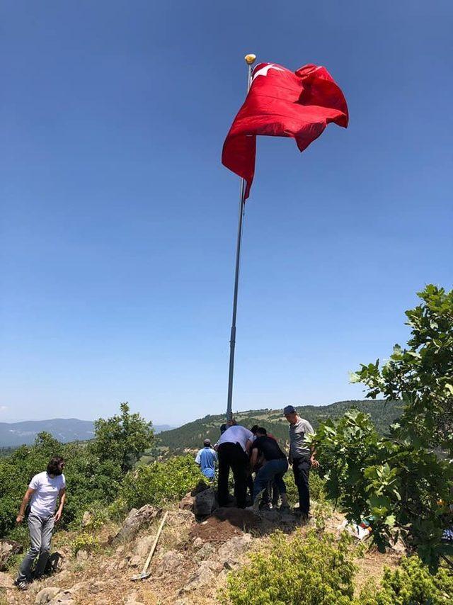 Cevizdere Şehitliği’ne dev Türk Bayrağı