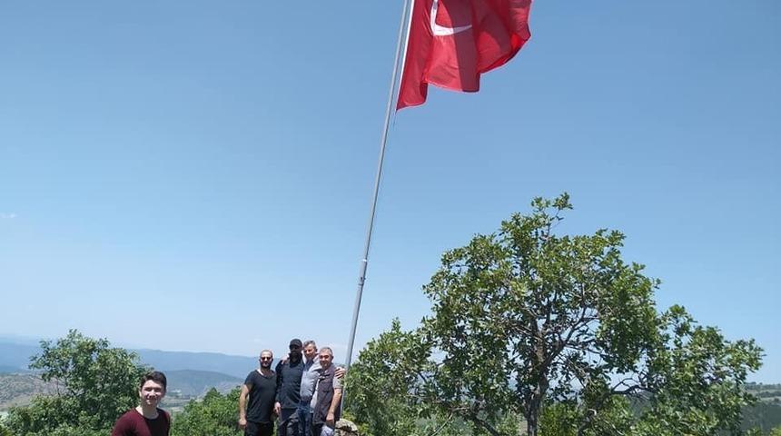 Cevizdere Şehitliği’ne dev Türk Bayrağı