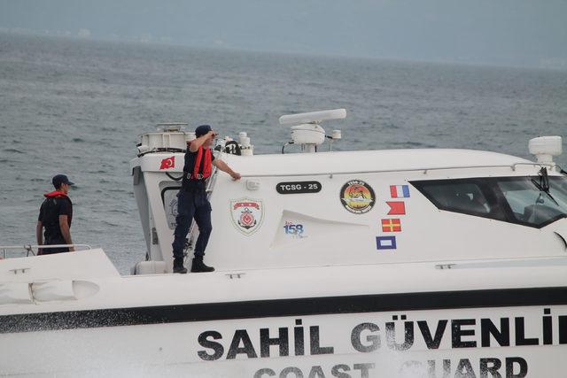 Gemlik açığında can pazarı; Sürüklenen teknedeki 8 kişi kurtarıldı, 2 kişi kayıp (2)