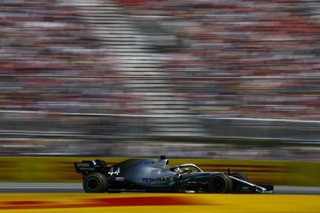 Mercedes-AMG Petronas, galibiyet serisini 7’ye Hamilton ise 5’e çıkardı