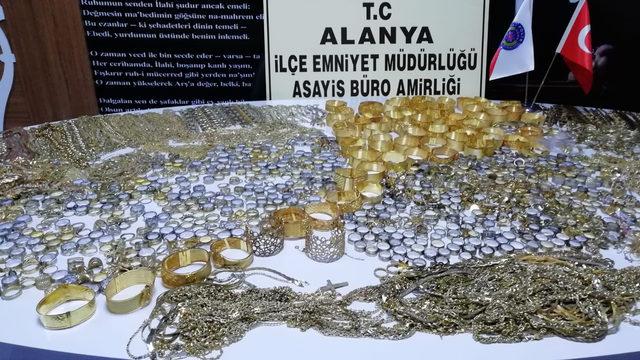Danimarkalı çifte sahte altın satan kuyumcu tutuklandı