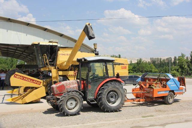 Hisarcık’ta satın alınan biçerdöverler için tören düzenlendi