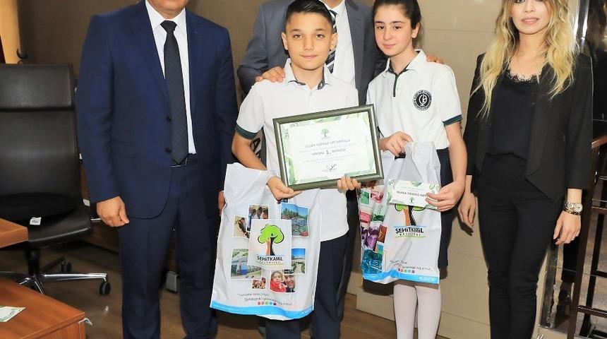 Fadıloğlu, atık pil yarışması birincilerini ağırladı