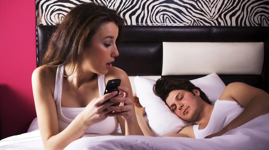 İlişkilerin dijital problemi: ''Onu neden beğendin, neden stalkladın?''