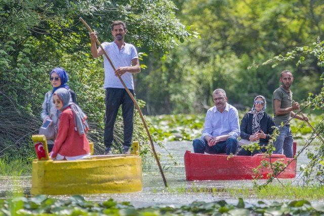 Başkan Özkan, ailesiyle birlikte longozun tadını çıkardı