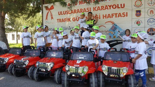 Minikler akülü arabalarla trafik kurallarını uygulamalı öğrendi