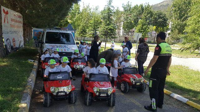 Minikler akülü arabalarla trafik kurallarını uygulamalı öğrendi