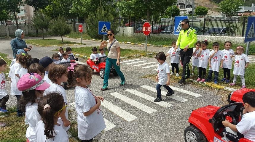 Minikler akülü arabalarla trafik kurallarını uygulamalı öğrendi