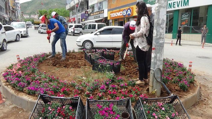 Muş Belediyesi kenti çiçeklerle süslüyor G3