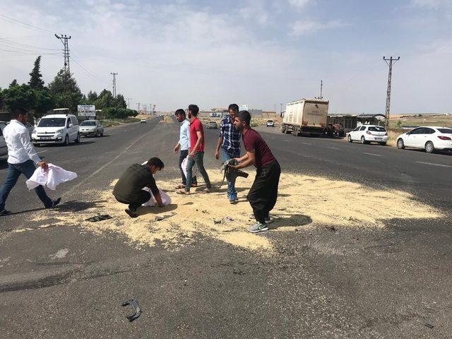 Şanlıurfa’da meydana gelen kazada arpa yola saçıldı