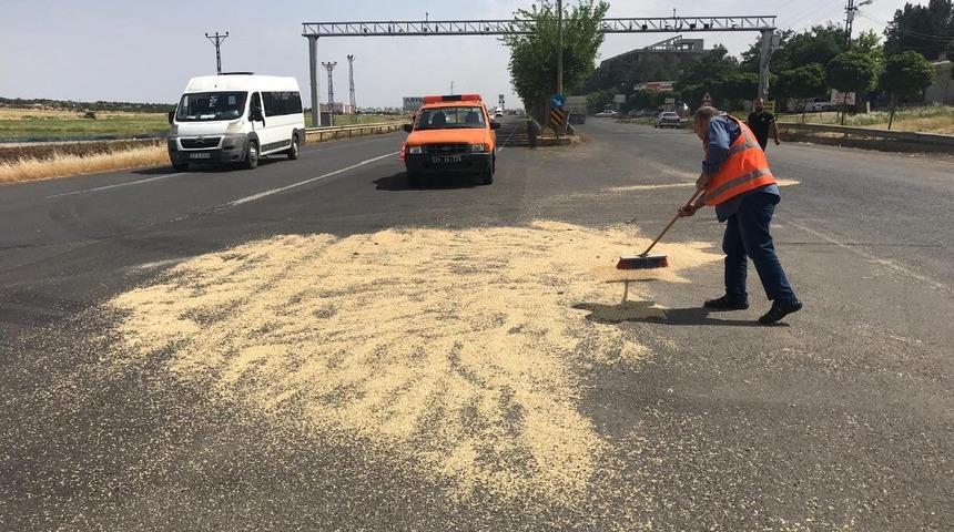 Şanlıurfa’da meydana gelen kazada arpa yola saçıldı