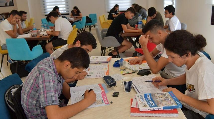 Öğrencilere rahat ders çalışma ortamı