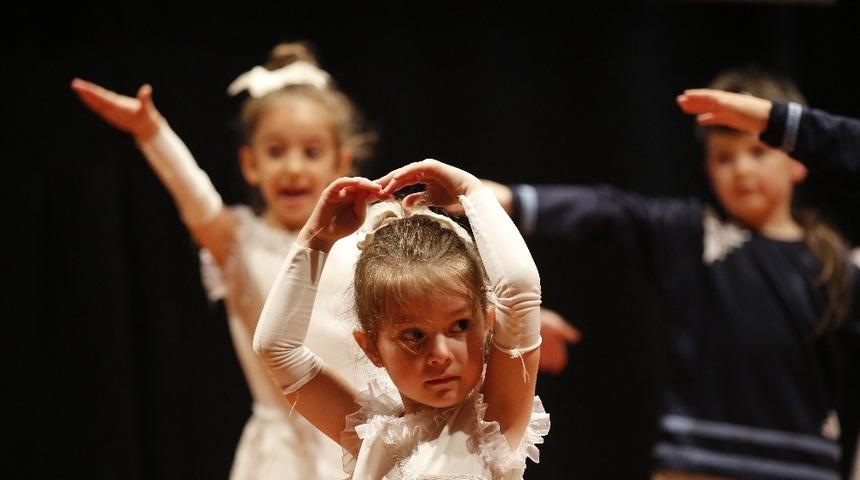 Haşim İşcan Aile Eğitim Merkezi &ouml;ğrencilerinin mezuniyet sevinci