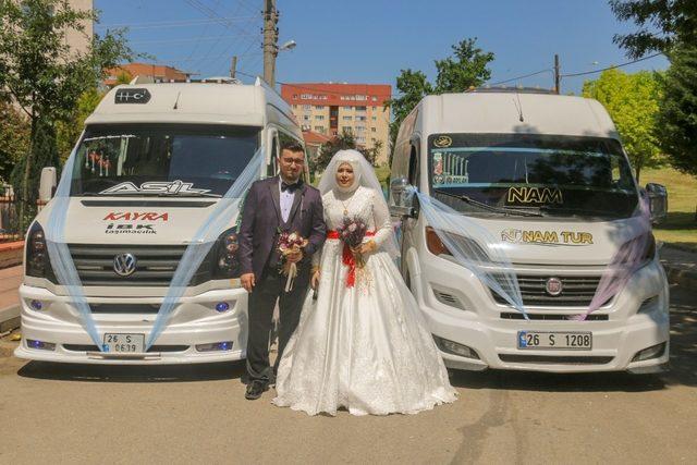 Servis minibüslerinden düğün konvoyu