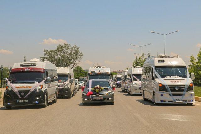 Servis minibüslerinden düğün konvoyu