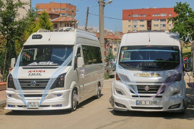 Servis minibüslerinden düğün konvoyu