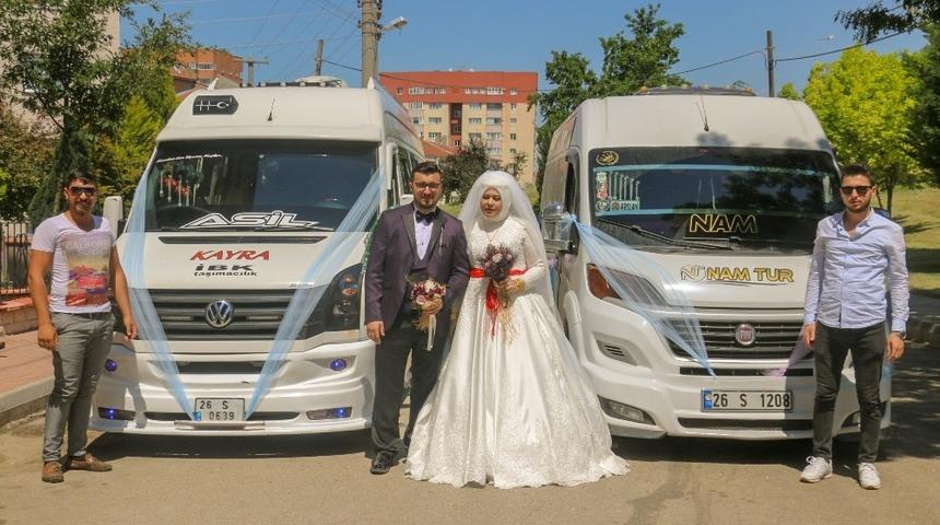 Servis minib&uuml;slerinden d&uuml;ğ&uuml;n konvoyu