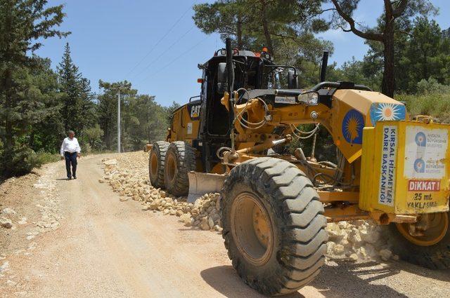 Büyükşehir’in Serik’te yol çalışmaları sürüyor