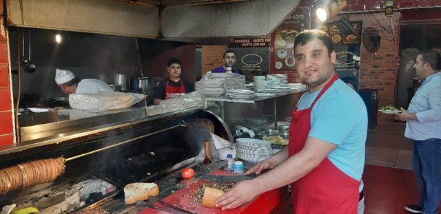 Yerli turisti uğurlayan esnaf yabancı turisti bekliyor