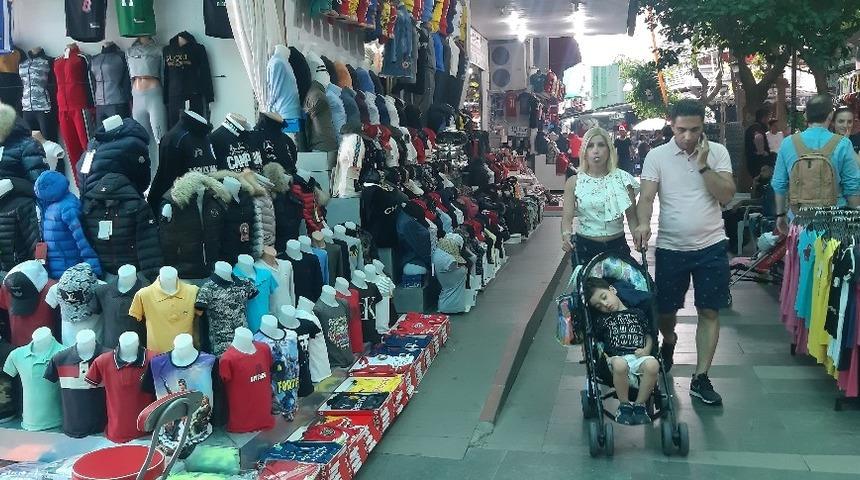 Yerli turisti uğurlayan esnaf yabancı turisti bekliyor