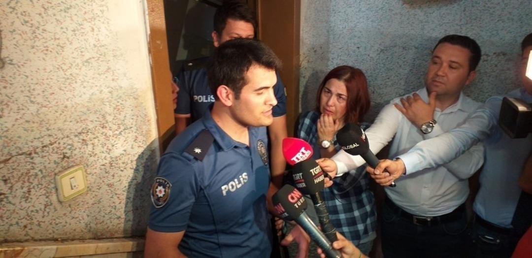 Kurtardıkları selzedeler ile polisler buluştu