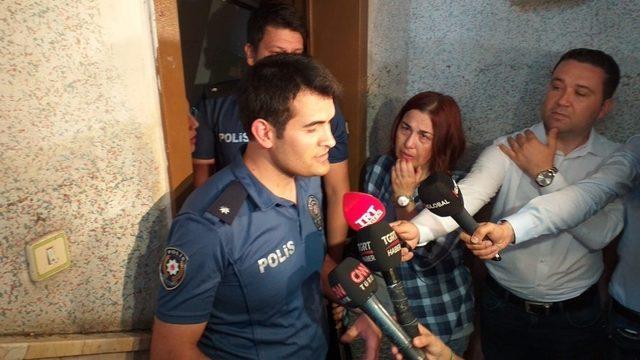 Kurtardıkları selzedeler ile polisler buluştu