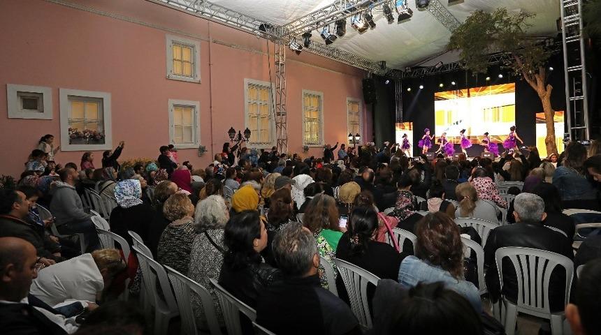 Buca&rsquo;da şenlikli mezuniyet