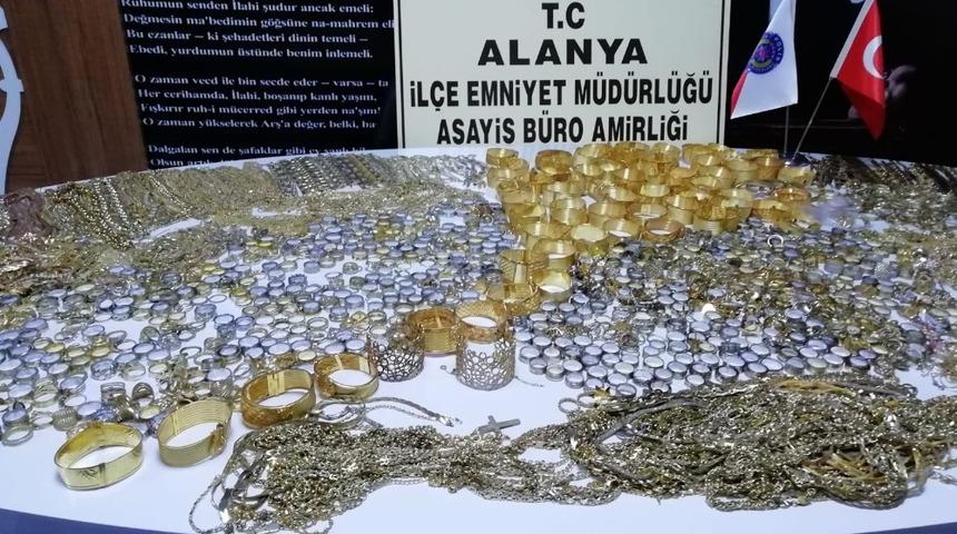 Danimarkalı &ccedil;ift sayesinde 20 kilo sahte altınla yakalanan ş&uuml;pheli tutuklandı