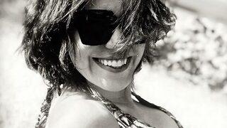 Şükran Ovalı ve Caner Erkin'den romantik havuz pozu