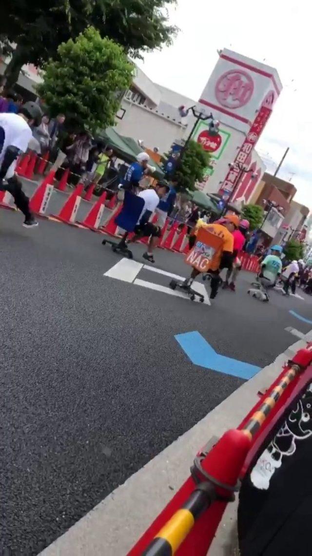 Japonya’da ofis sandalyesi sürme yarışması renkli görüntülere sahne oldu