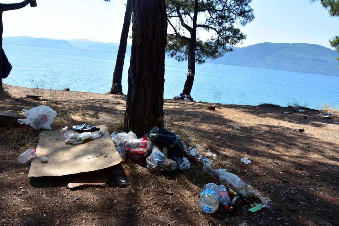 Tatilciler gitti geriye &ccedil;&ouml;pleri kaldı