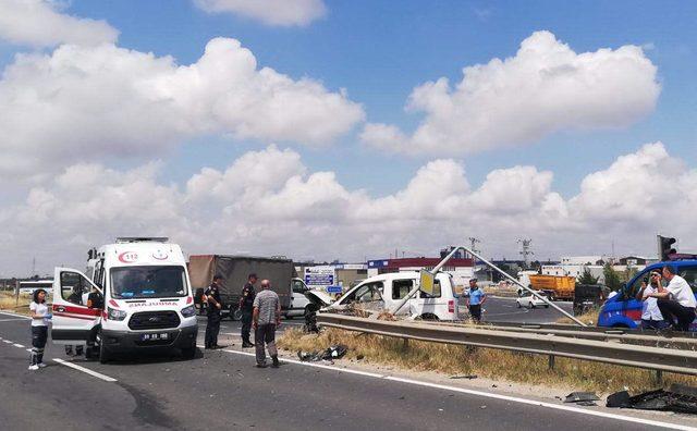 Hafif ticari araç ile otomobil çarpıştı: 1 ölü, 1 yaralı