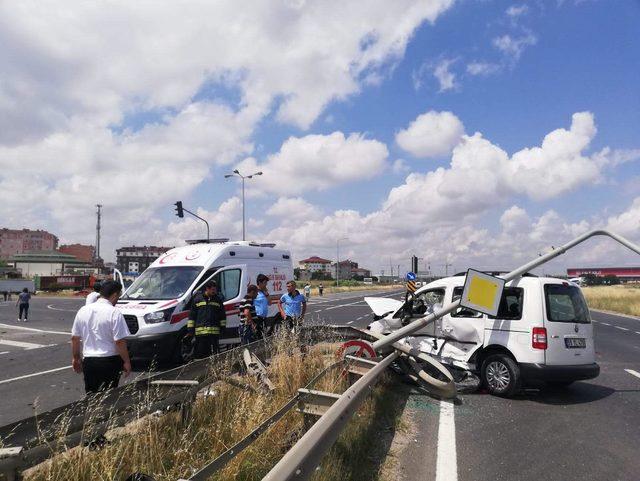 Hafif ticari araç ile otomobil çarpıştı: 1 ölü, 1 yaralı