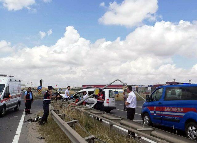 Hafif ticari araç ile otomobil çarpıştı: 1 ölü, 1 yaralı