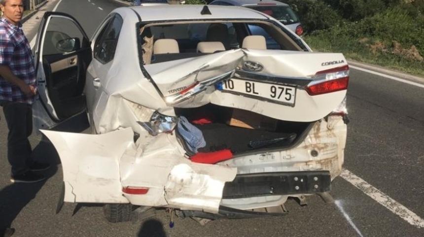 Polis aracı &ouml;zel otoya arkadan &ccedil;arptı