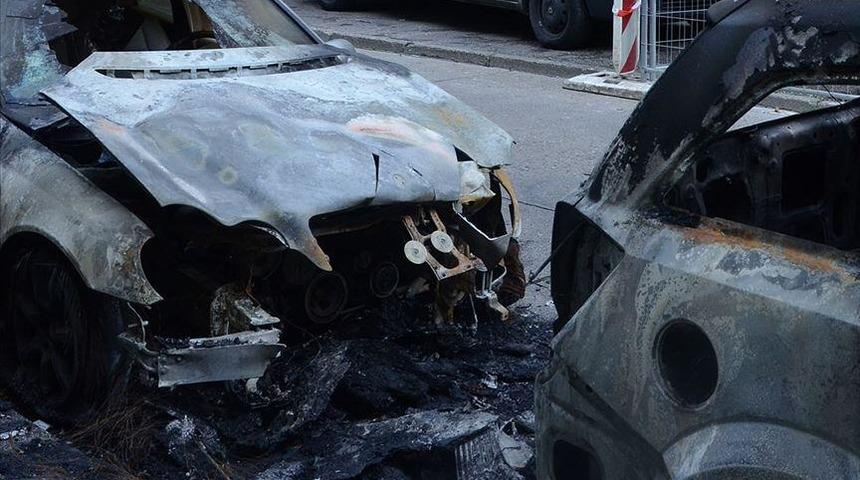 Selanik'te Türk diplomatların araçları kundaklandı