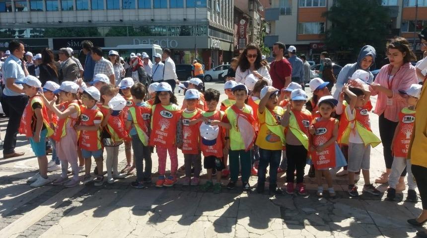 Uşaklılar çevre için yürüdü