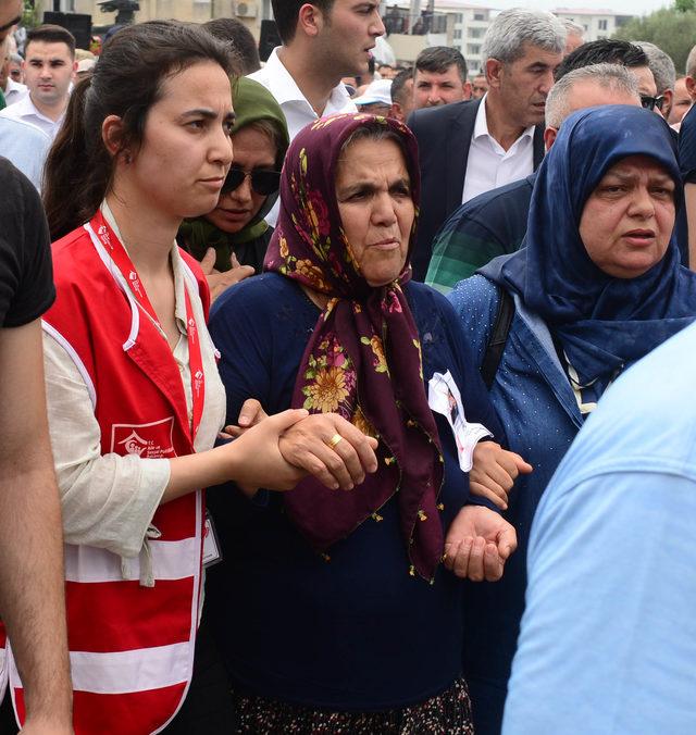 Azez şehidi, gözyaşlarıyla son yolculuğuna uğurlandı