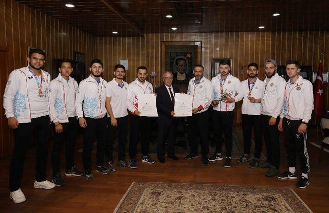 Rektör Çomaklı, sporda derece elde eden öğrencileri kabul etti