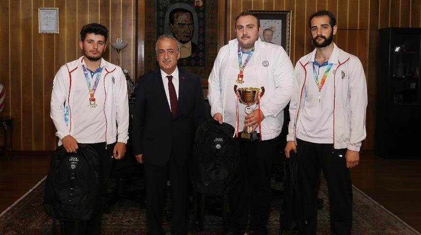 Rekt&ouml;r &Ccedil;omaklı, sporda derece elde eden &ouml;ğrencileri kabul etti